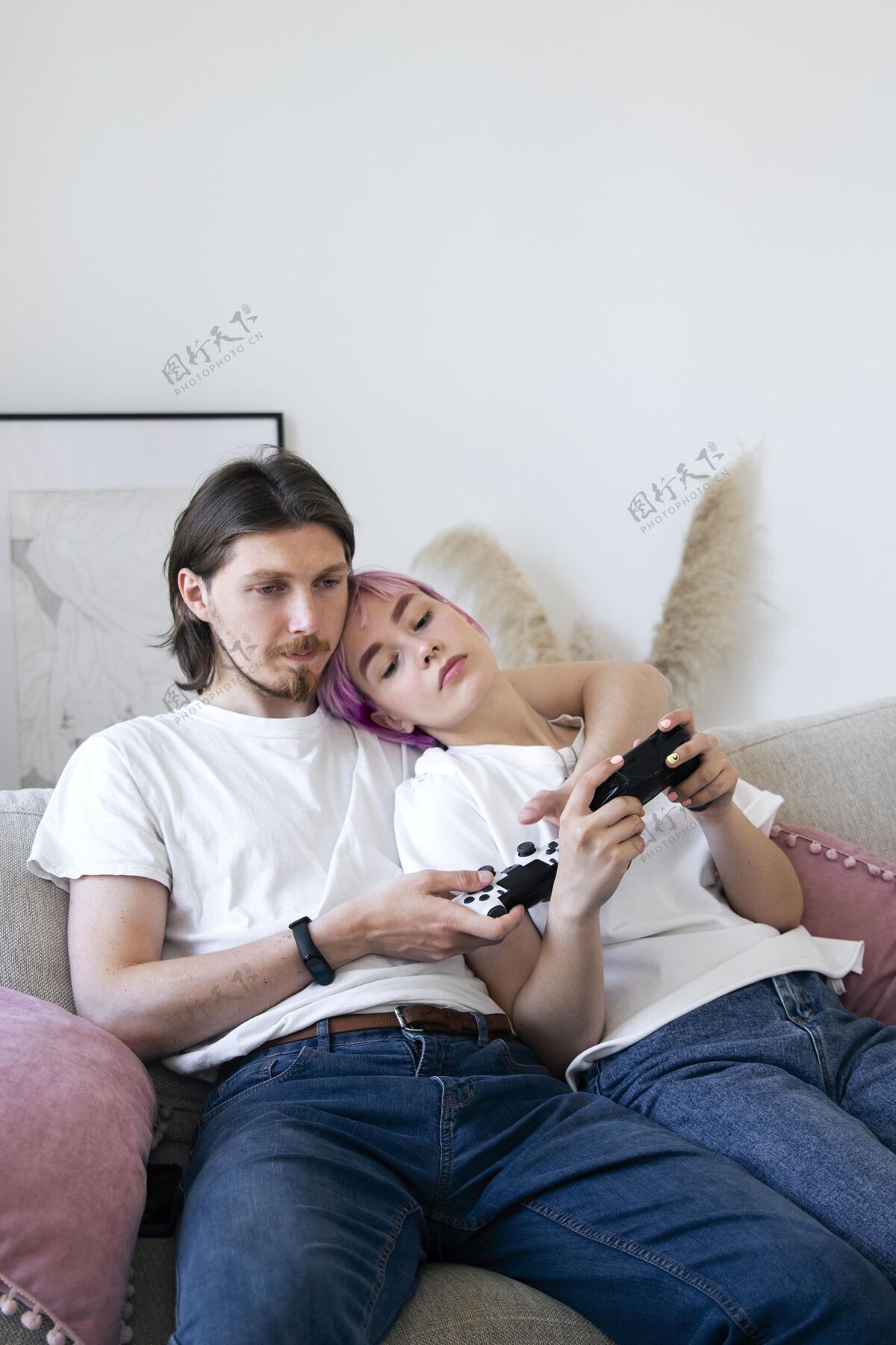 享受可爱的情侣在玩电子游戏房子玩家男人