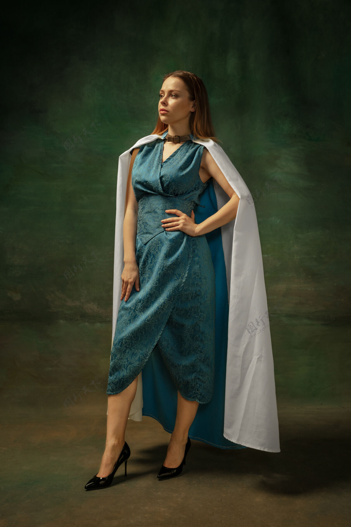 时代优雅的姿势在黑暗的背景下 中世纪年轻女子身着蓝色复古服装的肖像作为公爵夫人 皇室成员的女性模特时代 现代 时尚 美丽的比较概念好人历史