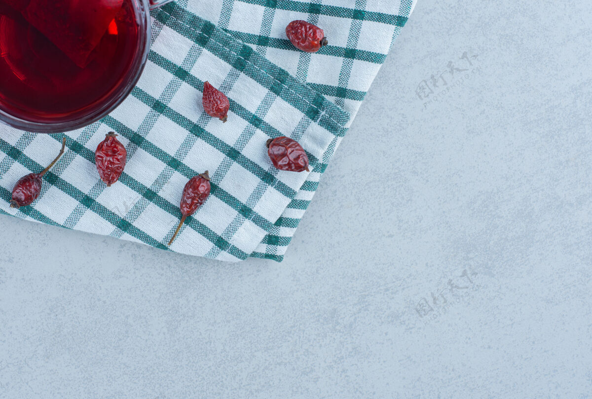 玫瑰果玫瑰果和茶放在大理石毛巾上风味毛巾水果
