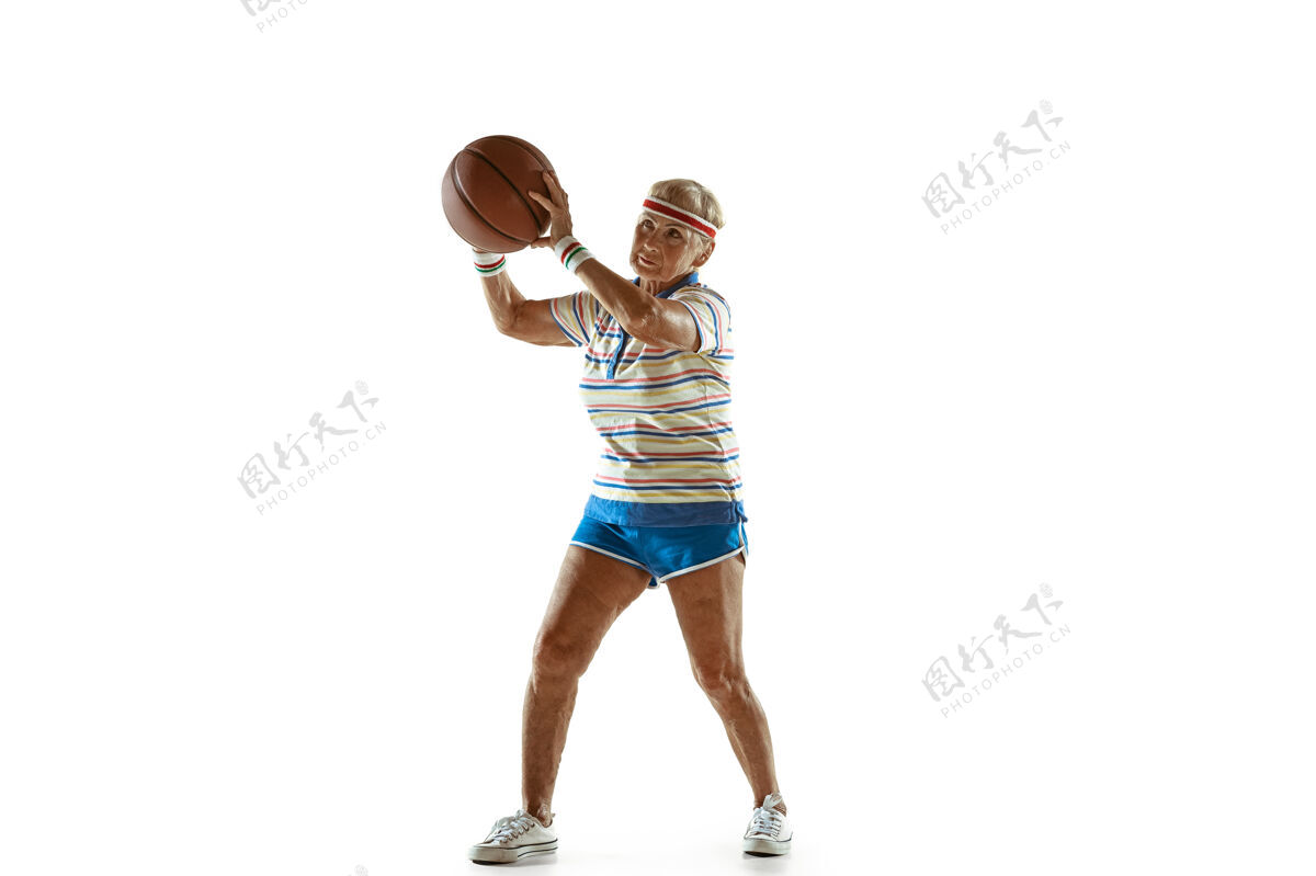 养老金移动高级女子穿着运动服打篮球在白色背景高加索女模特在伟大的形状保持活跃概念的运动 活动 运动 幸福 自信复制空间姿势单人东京