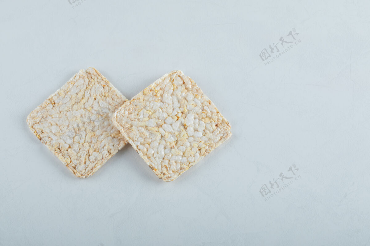 大米两个美味的白面包谷类饮食Puf