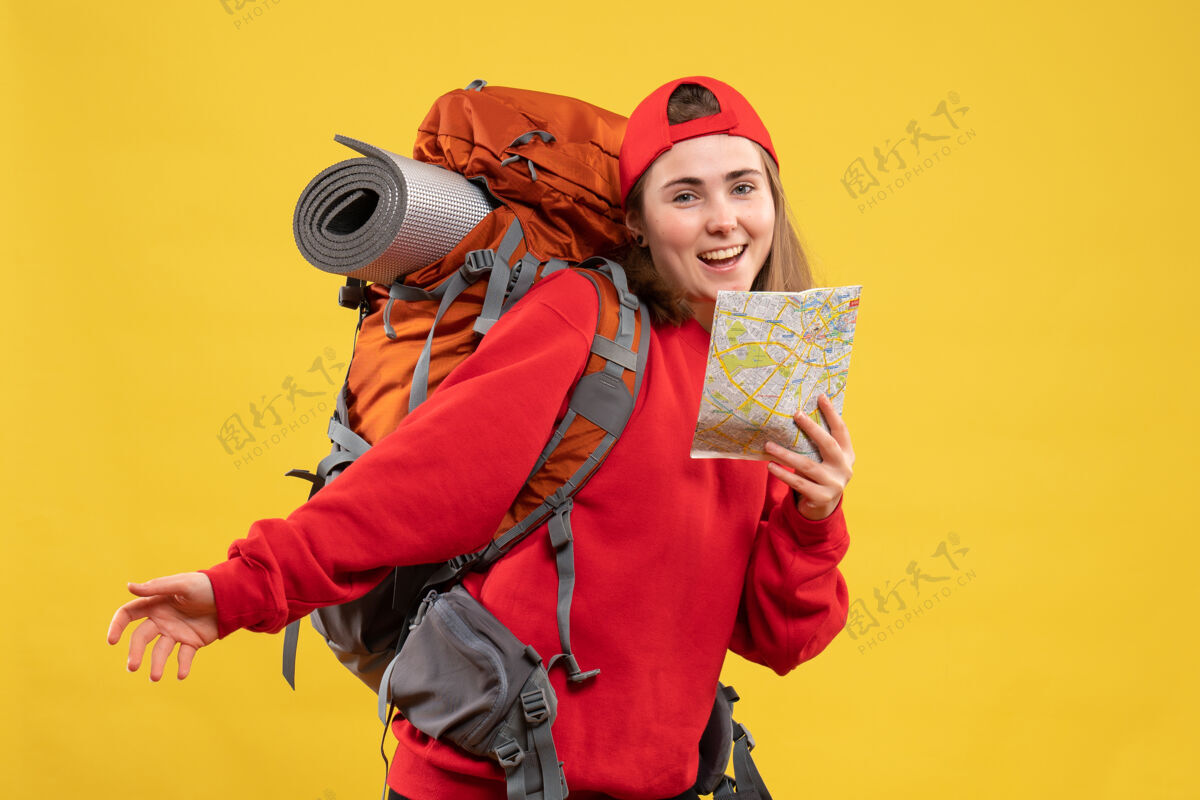 举行前视图快乐女徒步旅行者与红色背包举行地图微笑男人时尚