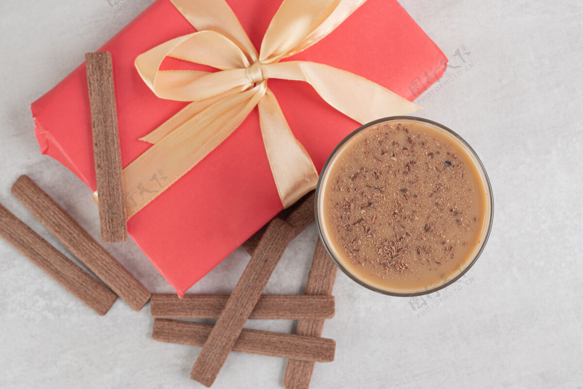 圣诞节咖啡 饼干和礼品盒在大理石表面甜点香气礼物