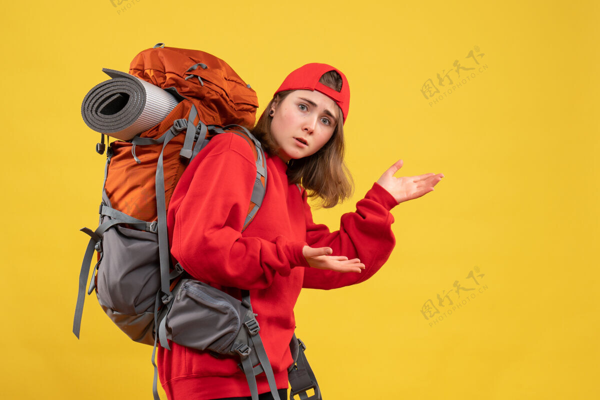 前面正面图很酷的女旅行者 背包里有东西人溜冰显示
