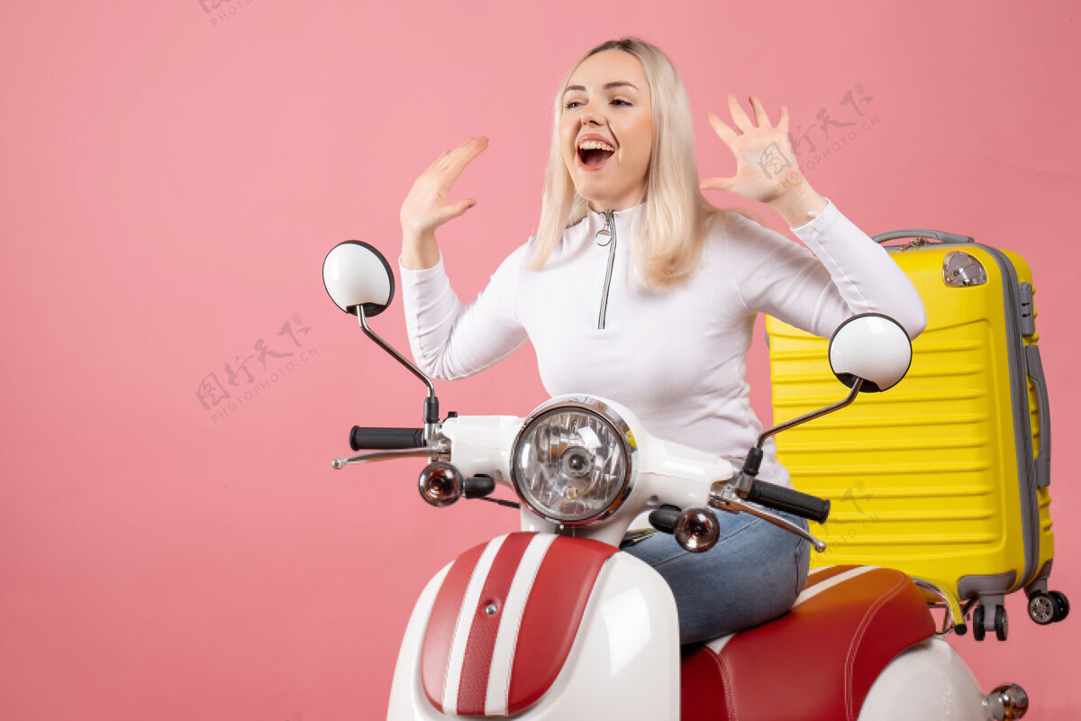 提高正面图骑着轻便摩托车的快乐小姐举手女人轻便摩托车人