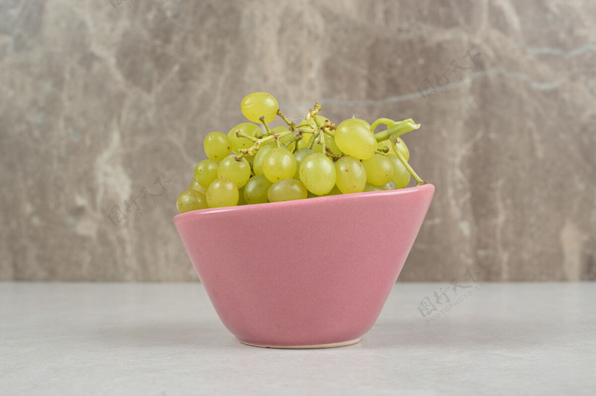 美味粉红碗里的新鲜绿葡萄水果葡萄配料
