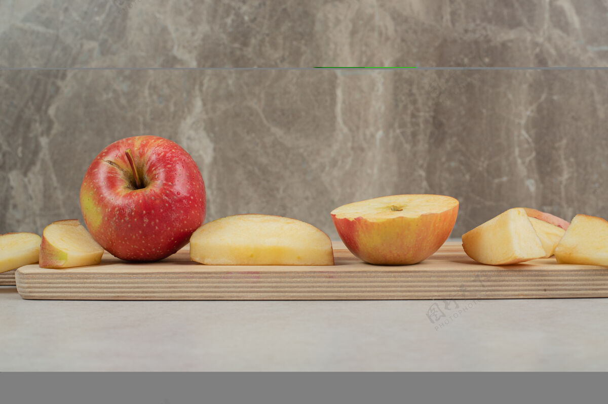 水果一整片红苹果放在木板上切片美味新鲜