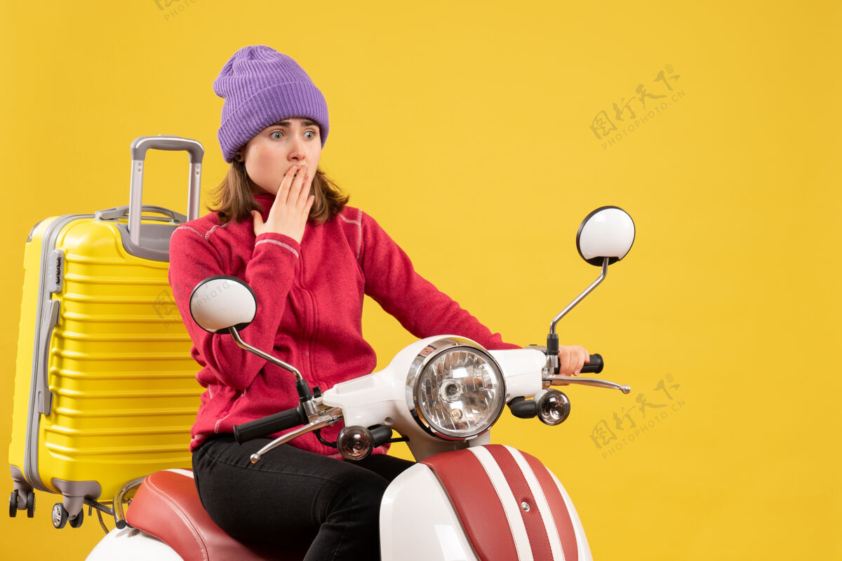 前面前面的景色让坐在轻便摩托车上的年轻女子看不清什么东西男人人人