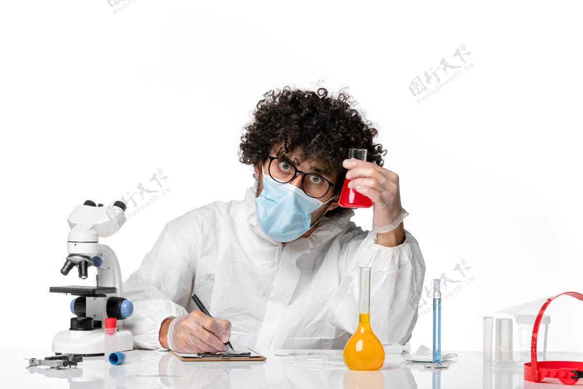流行病正面图：男医生穿着防护服 戴着口罩 拿着装有红色溶液的烧瓶 在白色背景上写着流行性冠状病毒-流行性病毒医生红色保温瓶