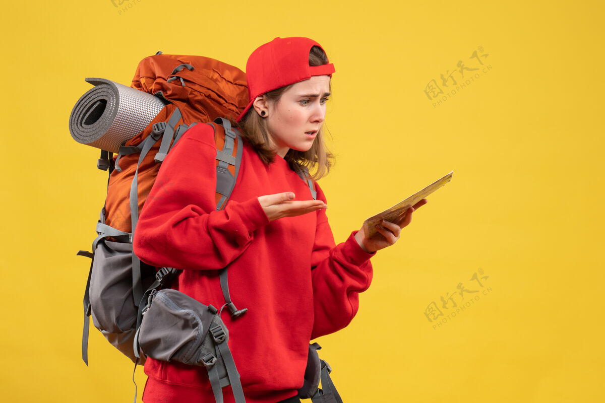 前面前视图困惑的女背包客拿着红色毛衣旅游地图承包商工人工作