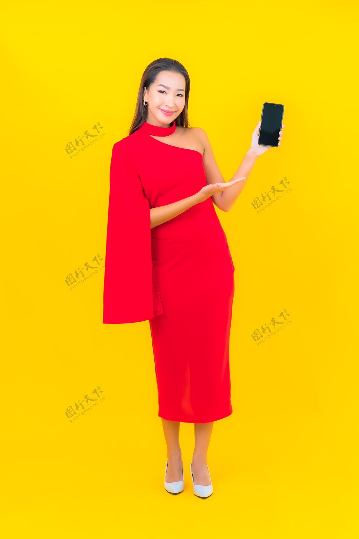 电话用智能手机描绘美丽的亚洲年轻女子微笑手屏幕