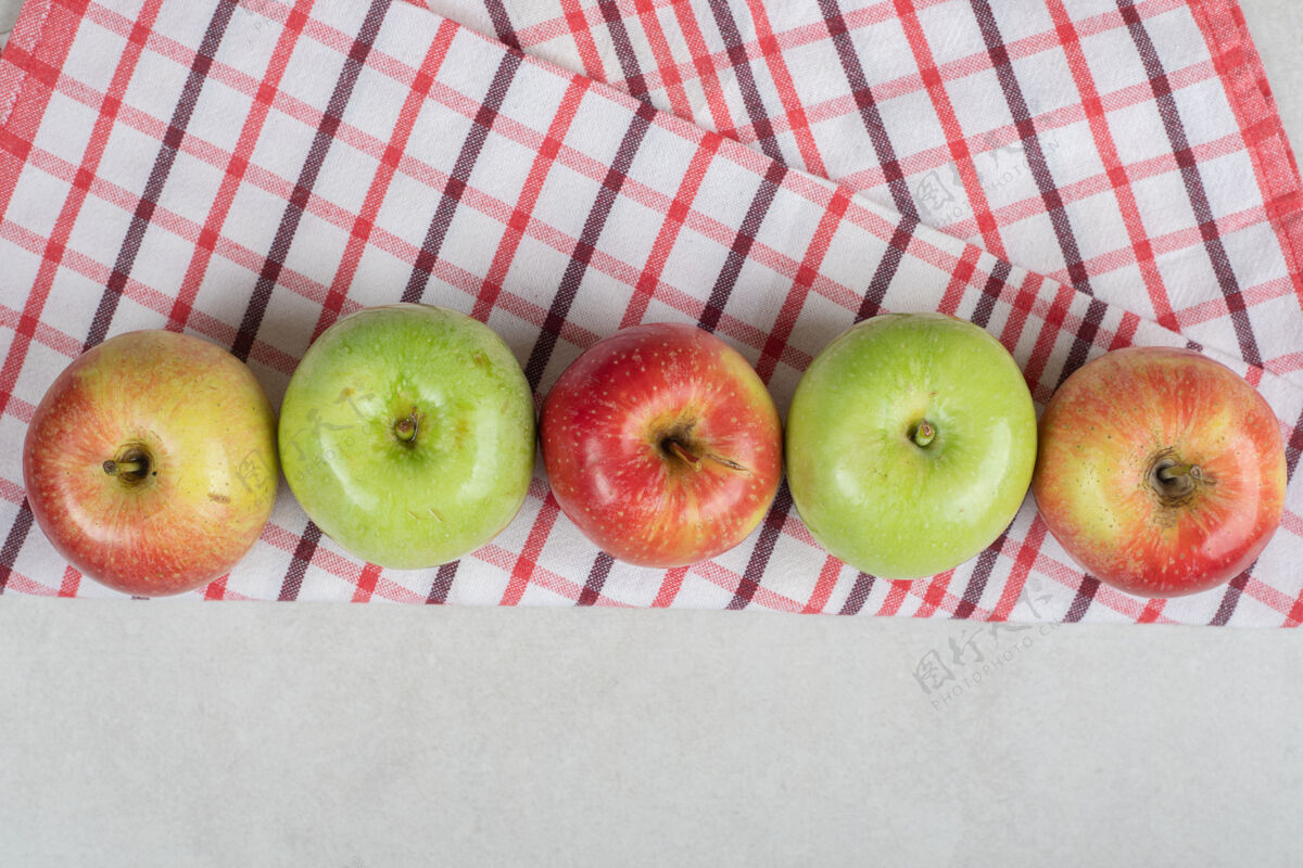 多种条纹桌布上五颜六色的新鲜苹果成熟新鲜可口