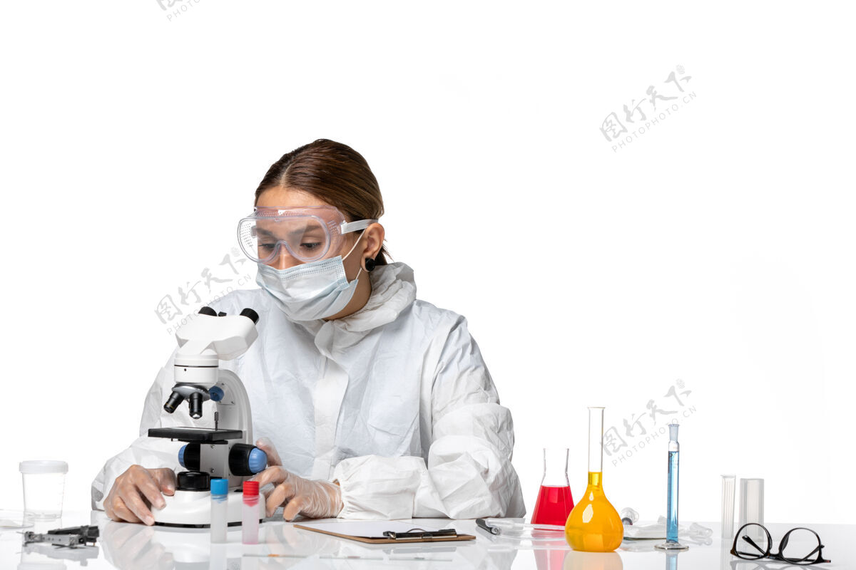 口罩前视图：女医生穿着防护服 戴着口罩 在白色背景上注射健康冠状病毒大流行药品正面人