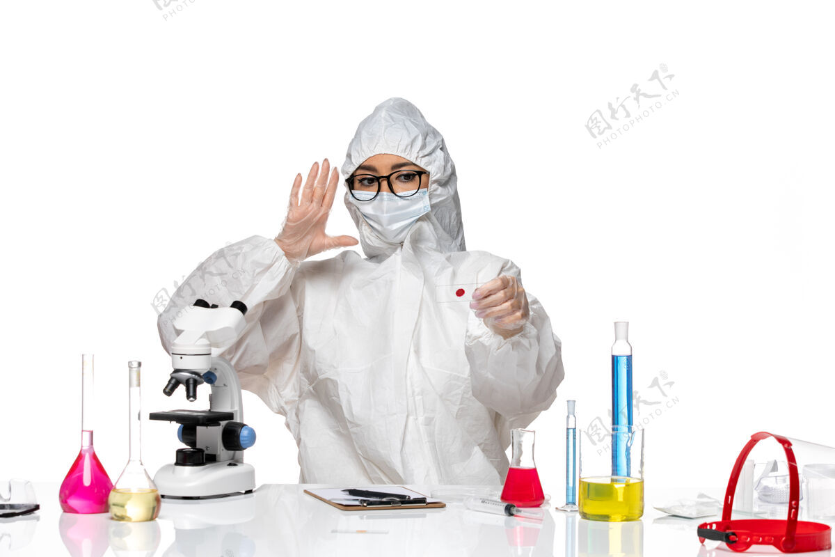 女化学家前视图穿着特殊防护服的女化学家正在检查白色背景上的样本病毒化学冠状病毒-大流行健康药病毒医疗