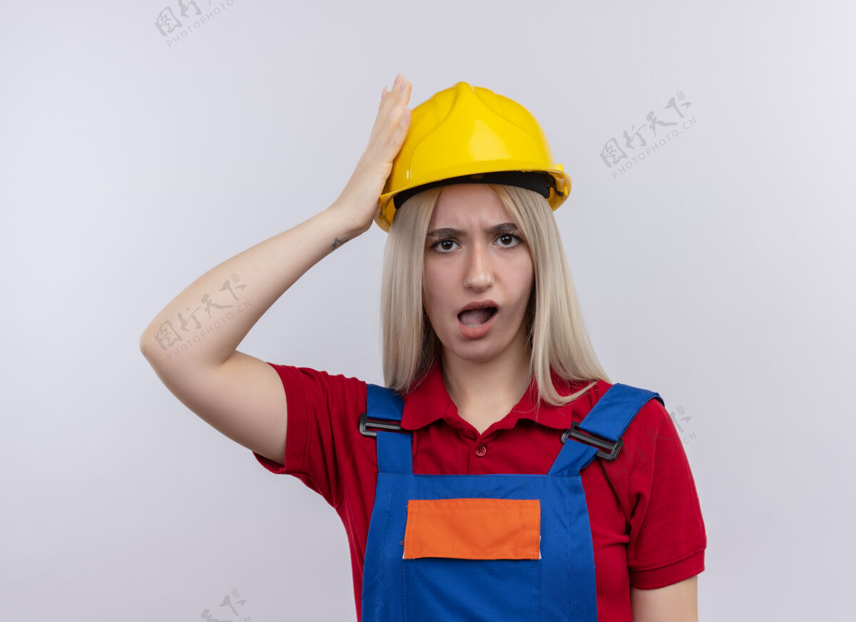 金发困惑的年轻金发工程师建筑工女孩在制服把手放在孤立的白色空间头上年轻建设者头