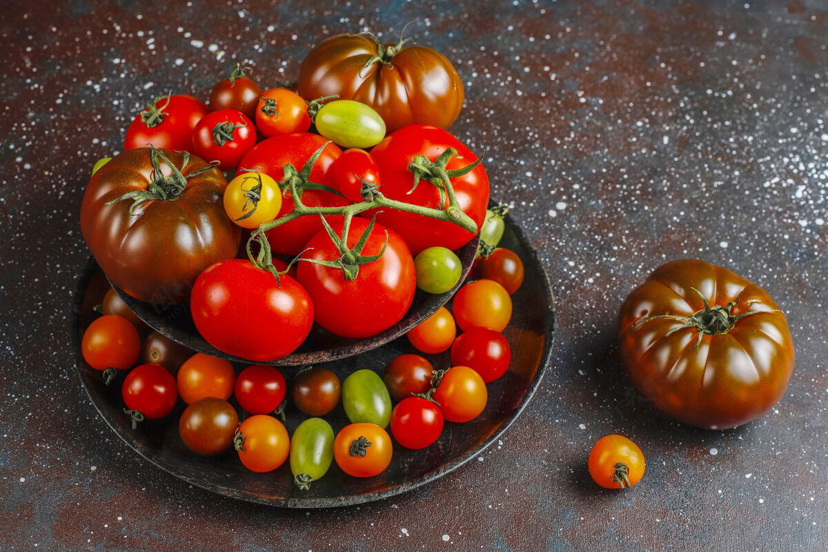 成熟新鲜的有机西红柿营养俯视生的