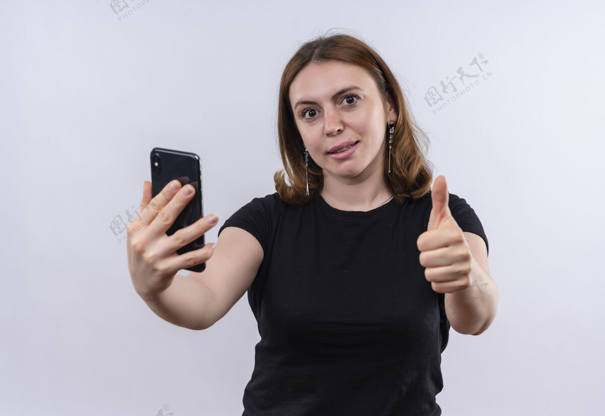 女人自信的年轻休闲女性伸出手机 在与世隔绝的空白处竖起大拇指拇指年轻向上