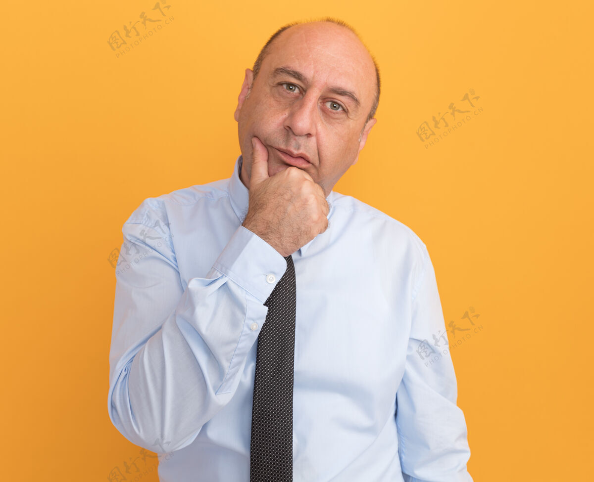 脸一个穿着白色t恤打领带的中年男人把下巴孤立在橙色的墙上下巴人公民
