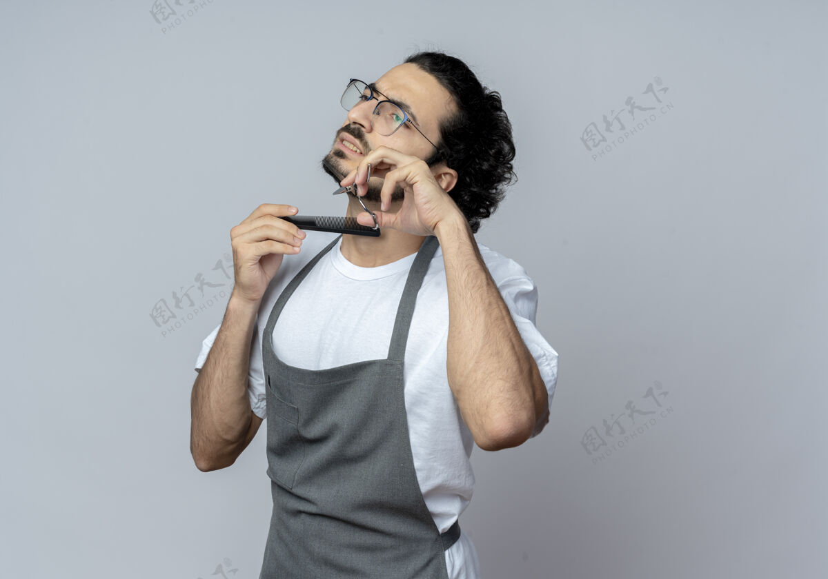 头发一位年轻的白人男性理发师戴着眼镜 打着波浪形的发带 整齐地剪着头发 梳着胡子 在白色的背景上显得笔直而孤立 留着复印空间眼镜男性直
