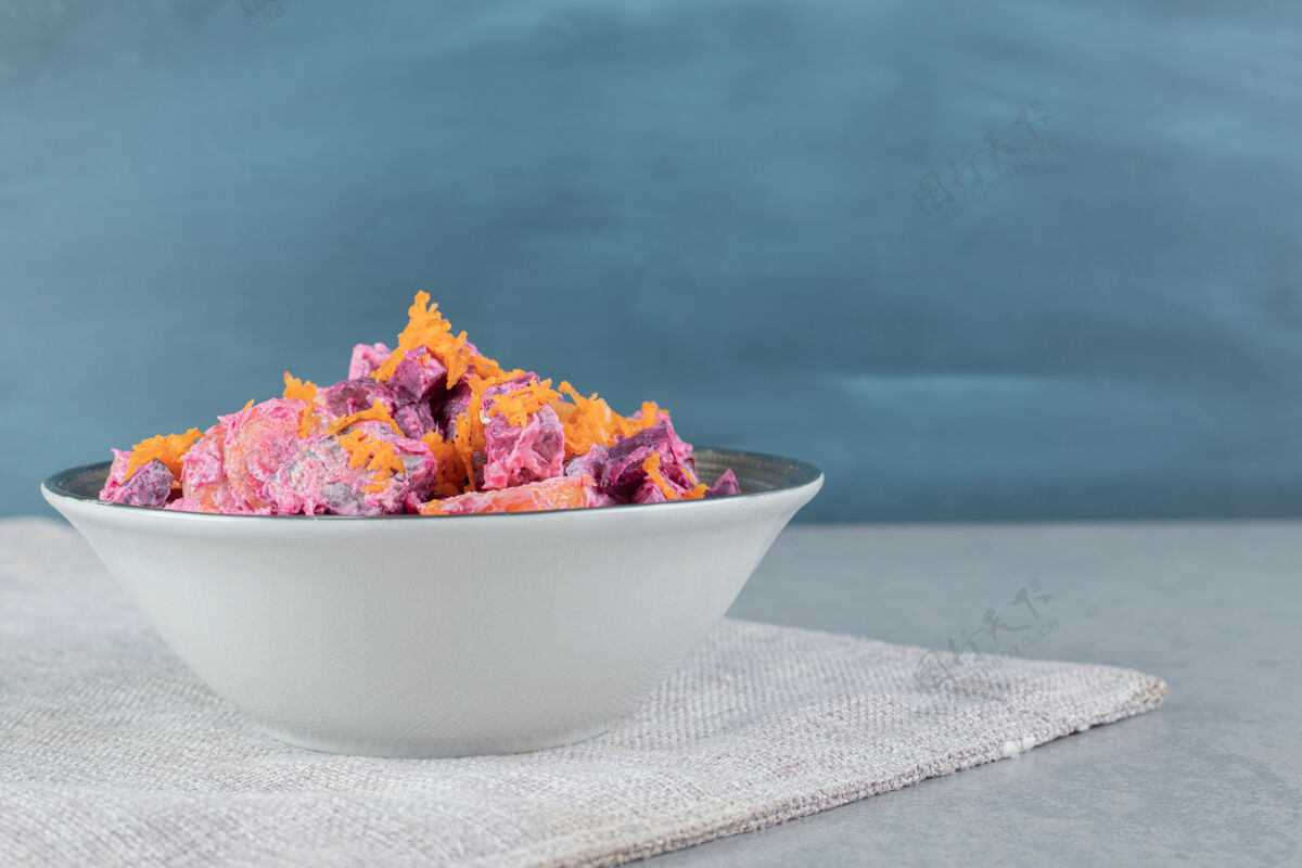 早午餐蔬菜沙拉 配紫色甜菜根和橘子胡萝卜碎 配酸奶油美味传统盘子