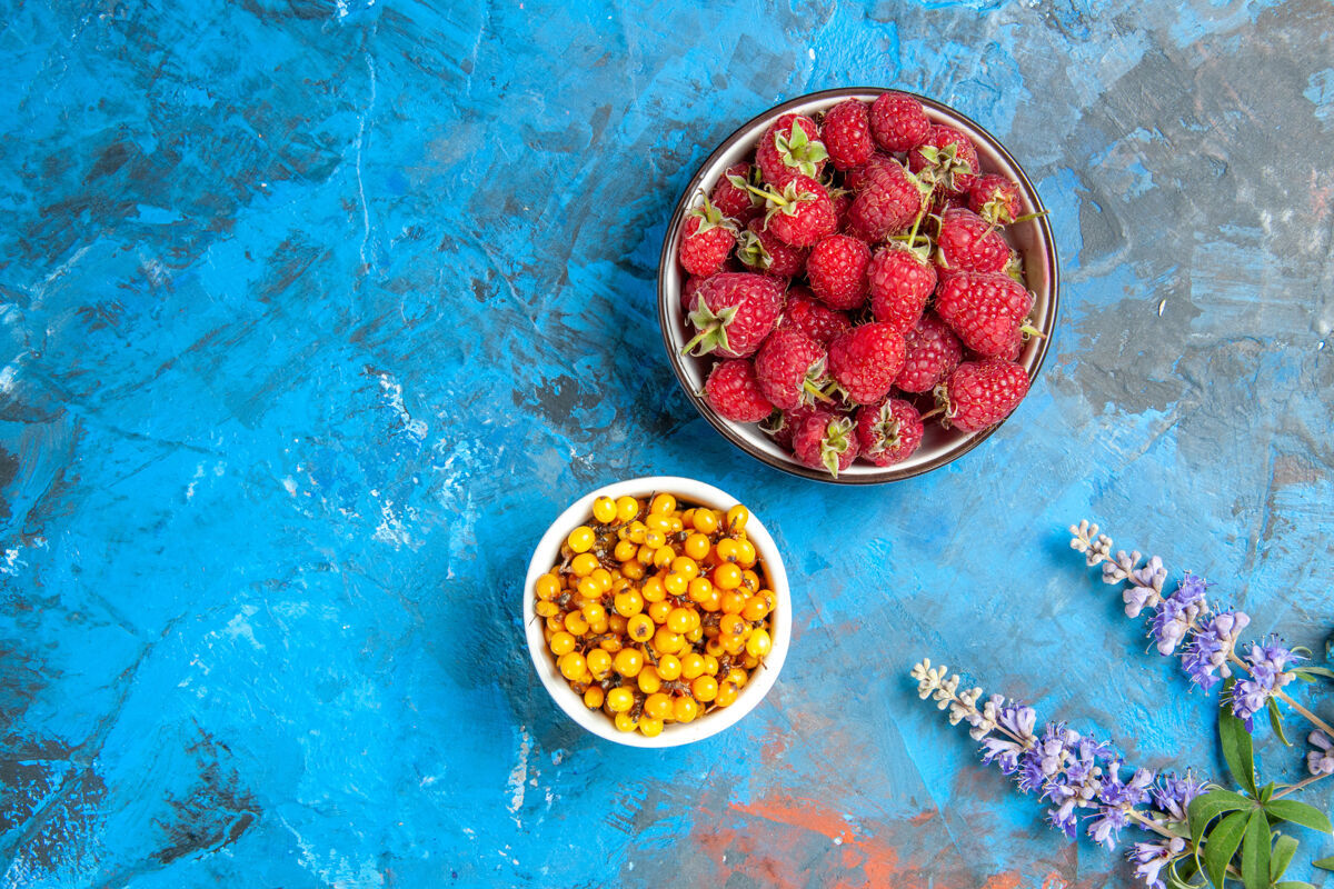 覆盆子沙棘碗的俯视图蓝莓碗的表面盘子草莓甜点