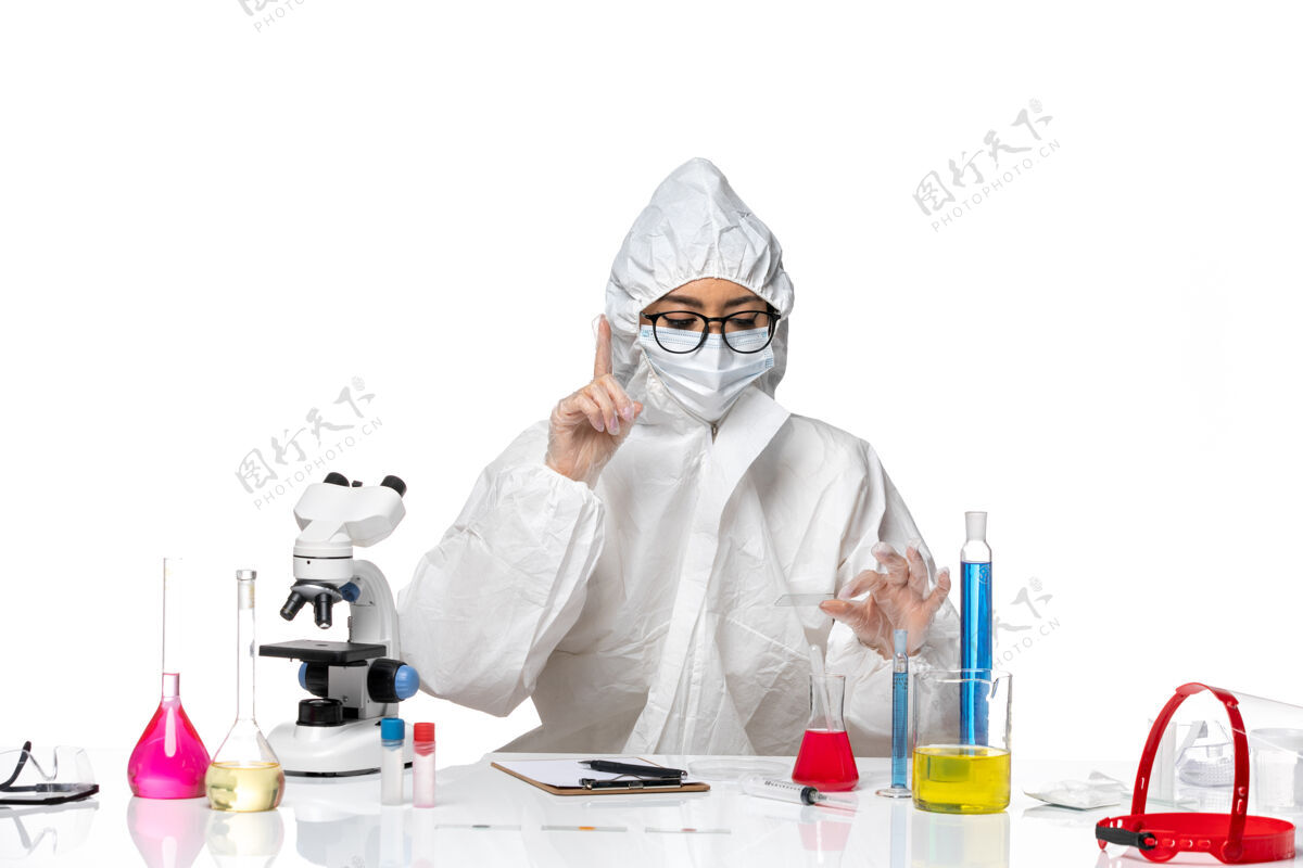 病毒前视图穿着特殊防护服的女化学家在白色背景的化学病毒实验室工作防护正面化学