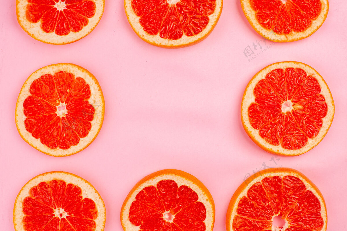 果汁顶视图美味的葡萄柚切片多汁水果衬在粉红色的表面可食用水果食品健康
