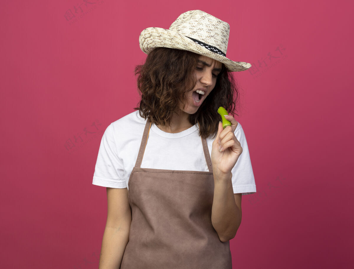 人穿着制服 戴着园艺帽的年轻女园丁园艺女人帽子