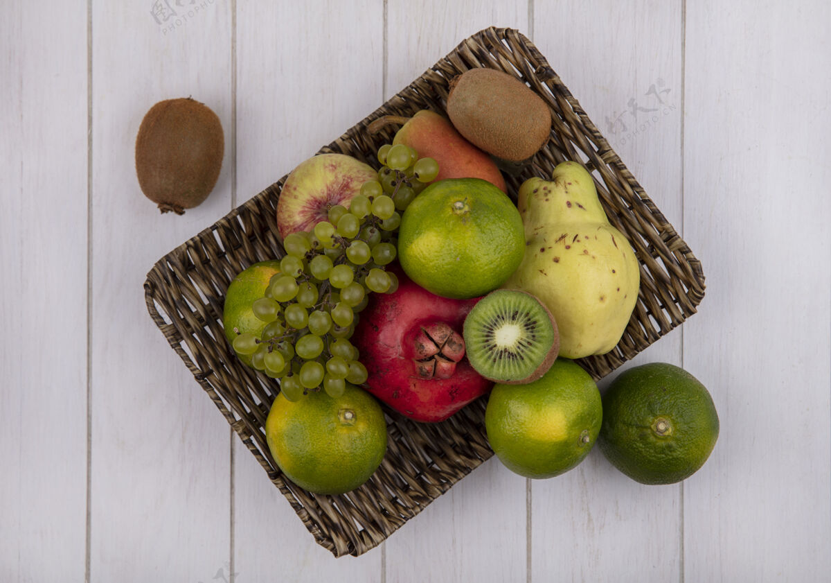 石榴顶视图石榴 梨 苹果 葡萄和猕猴桃在篮子里的橘子顶部葡萄观点
