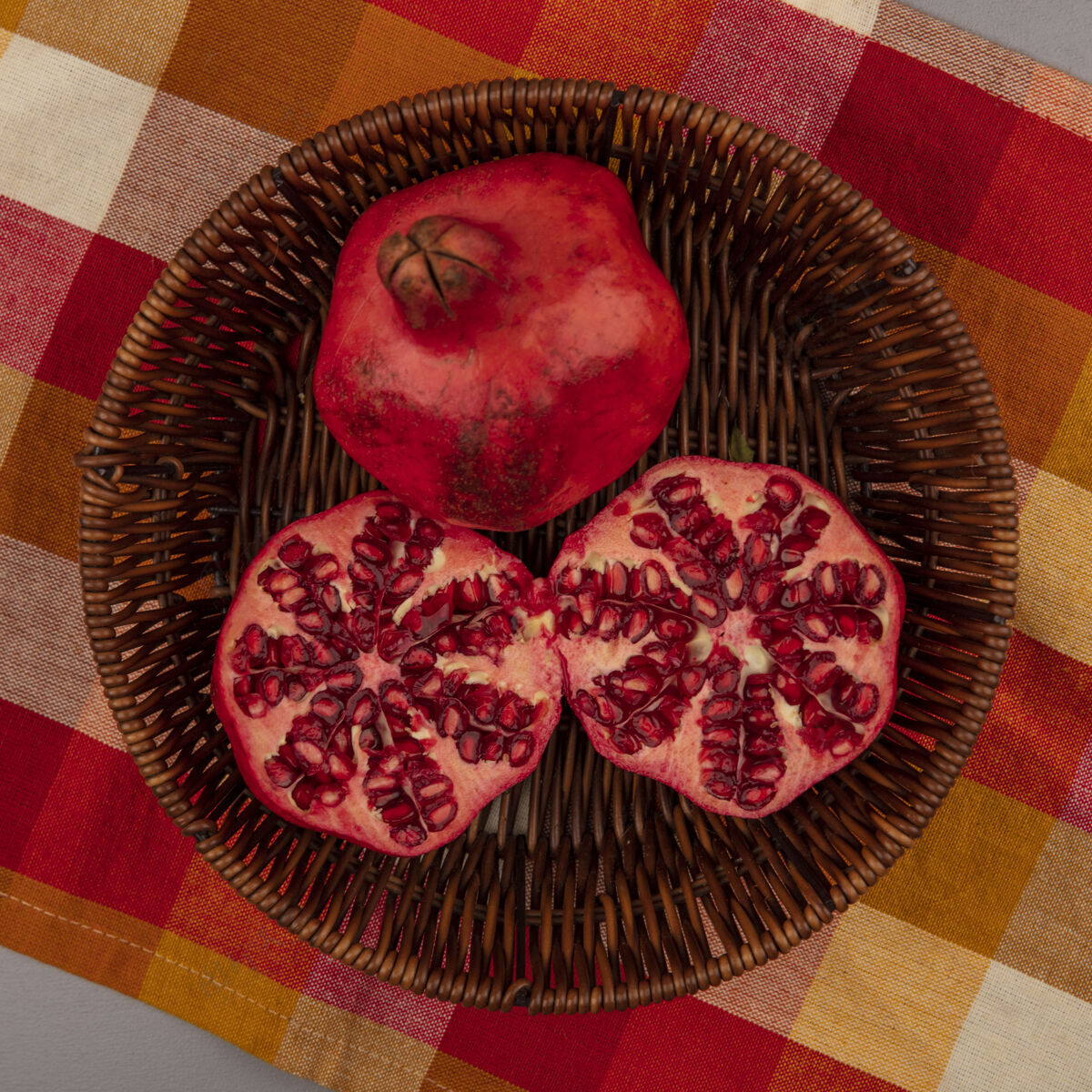 水果顶视图新鲜的红色和多汁的石榴桶上的格子布新鲜石榴景观