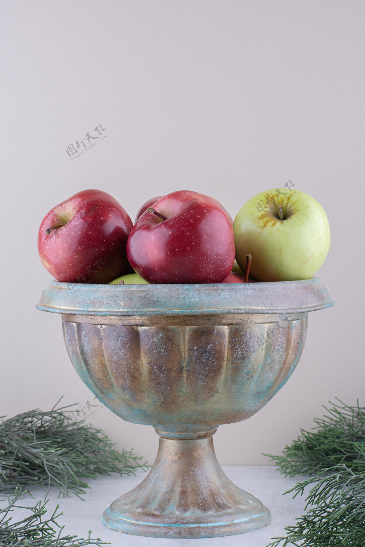 树枝一堆苹果放在白色表面的金属花瓶里天然风味金属