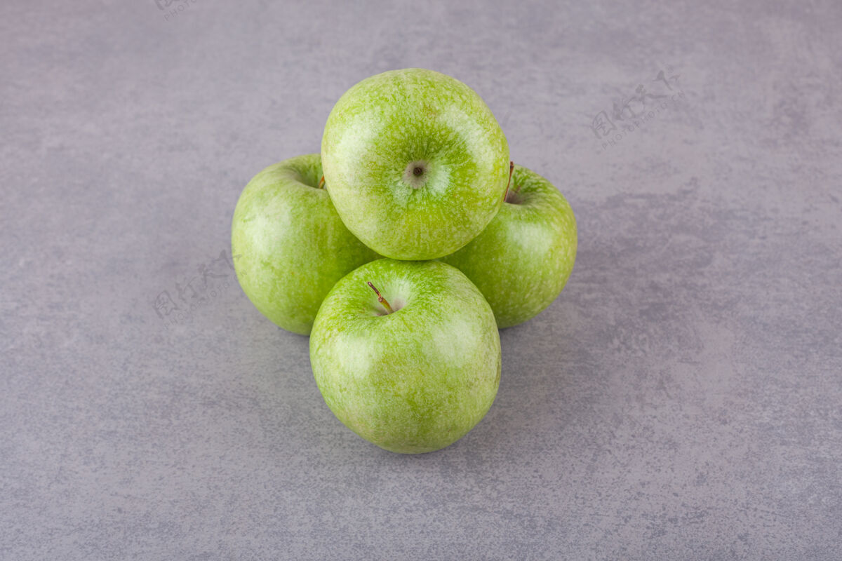 有机放在石头表面的新鲜成熟的青苹果苹果成熟营养