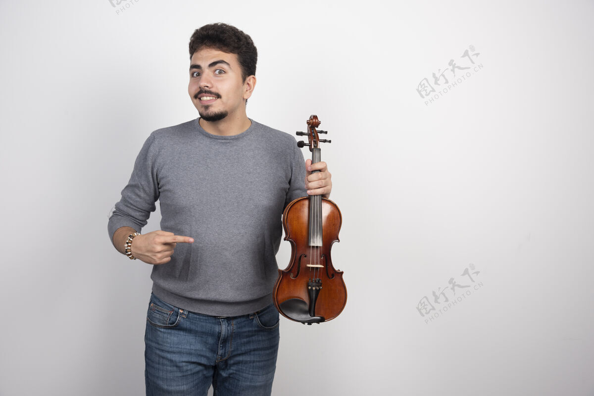 愉快音乐家拉小提琴 看起来很有灵感 很积极姿势男人表演