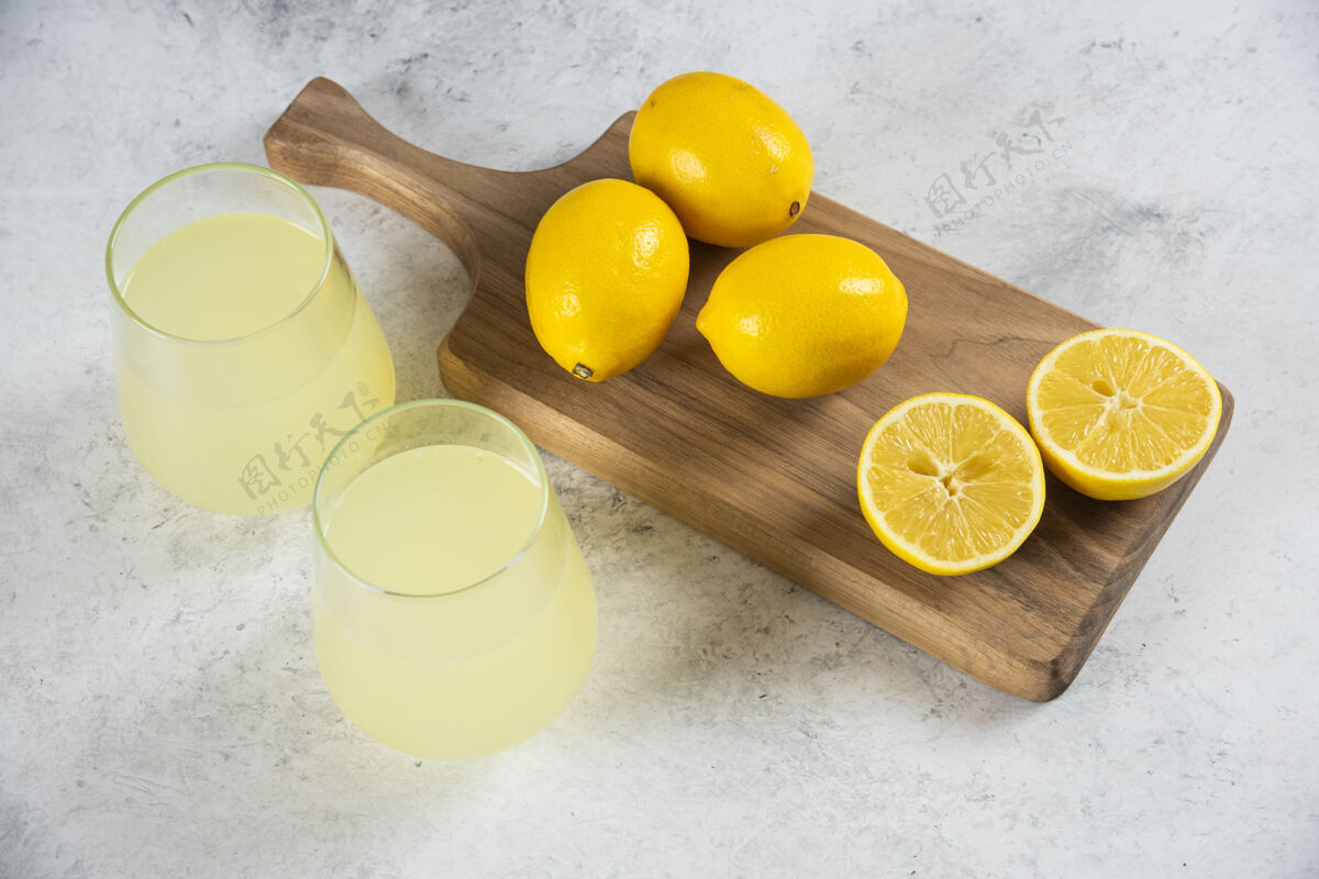 水果在木板上放两杯新鲜的柠檬水柠檬水桌子柠檬