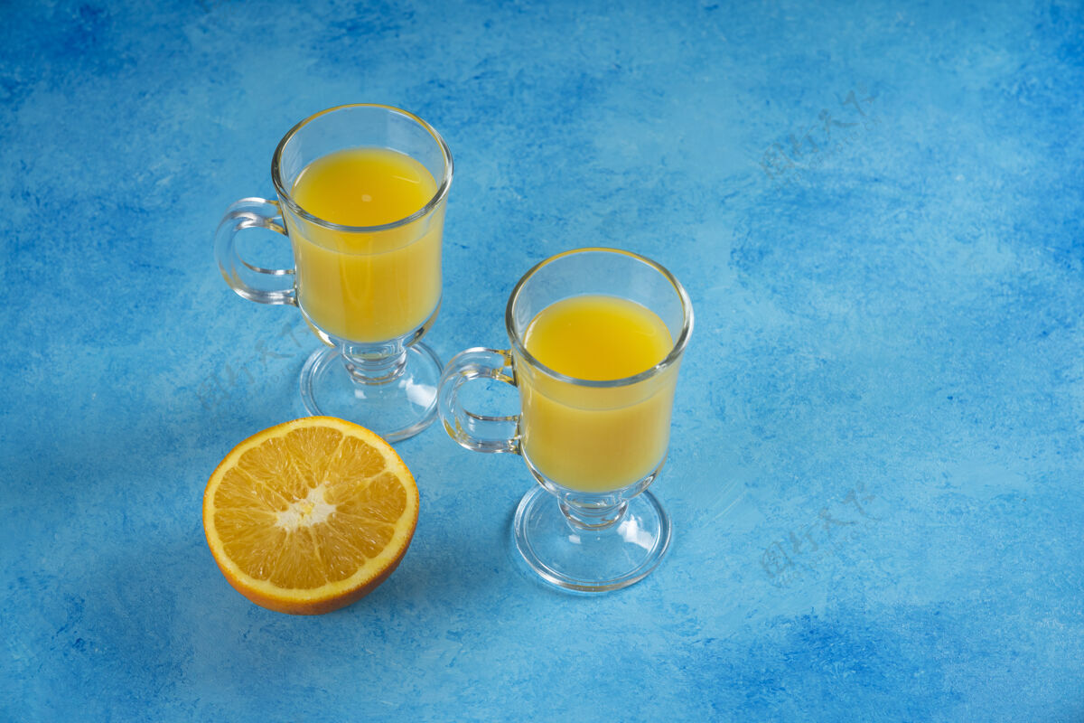 新鲜两杯果汁加一片橙汁水果汁冰沙