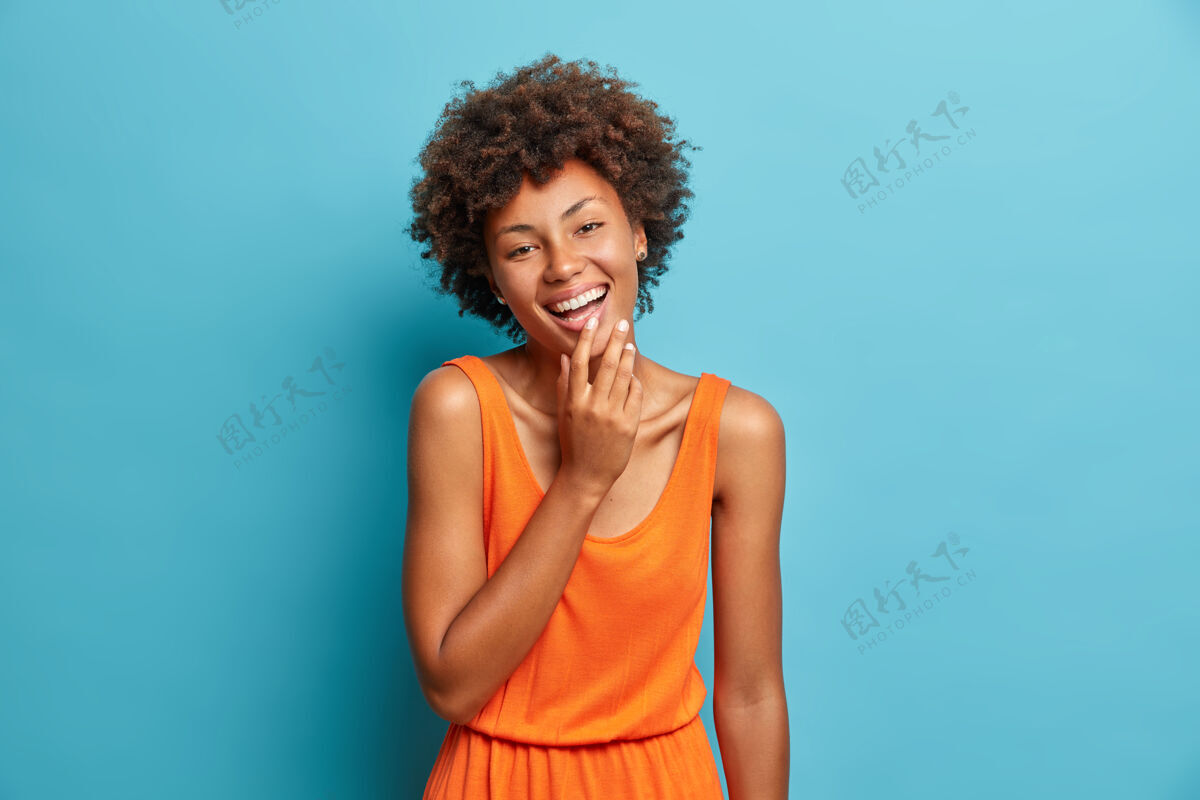 笑无忧无虑快乐的美国黑人妇女愉快地注视着镜头女性欢呼时尚