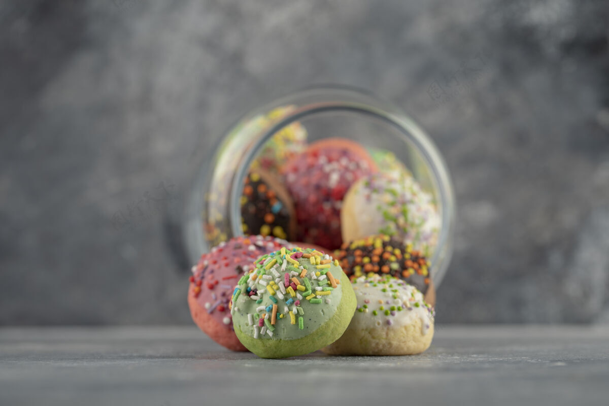 釉一个装满五颜六色的小甜甜圈的玻璃罐巧克力罐子冰