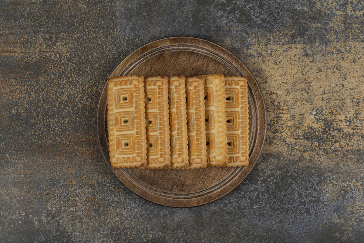 产品一堆好吃的饼干放在木板上脆饼干烘焙