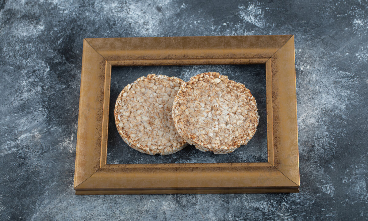 自然美味的爆米花面包在一个框架里脆饼干黑麦