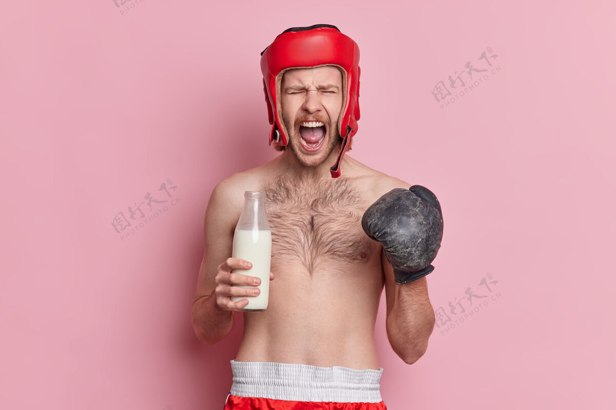 健康情绪激动的男拳击手大声喊道保持嘴巴张开喝牛奶强壮肌肉瘦姿势白种人