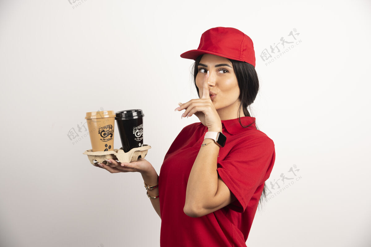 外卖严肃的信使用两杯咖啡制作沉默标志高质量的照片工人杯子肖像