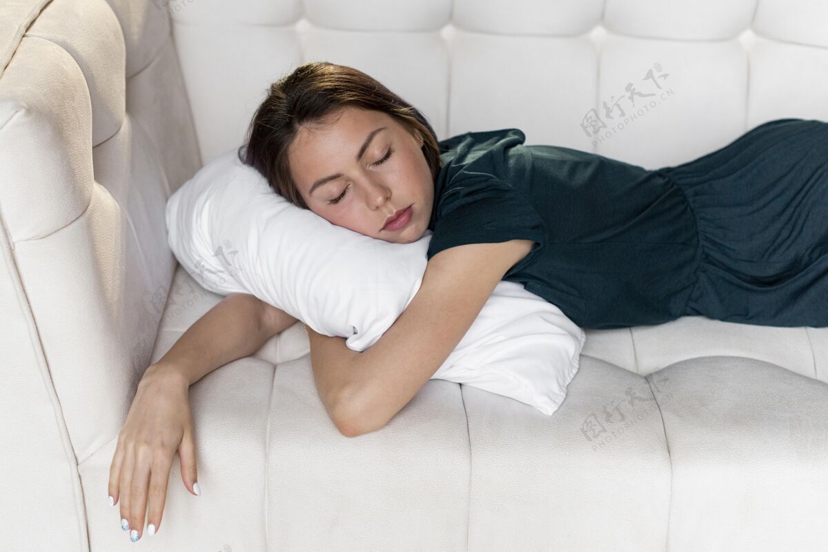 生活方式睡在沙发上的女人公寓室内舒适