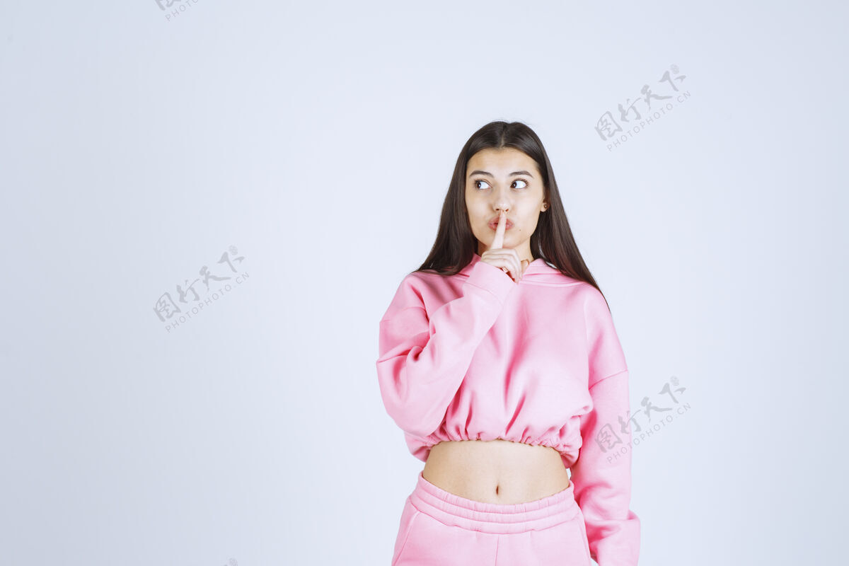 放松穿粉红色睡衣的女孩要求安静成人人类女性
