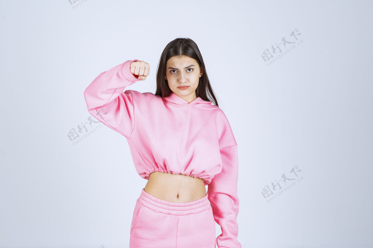 权力穿粉红色睡衣的女孩看起来像个斗士 很有进取心人类运动成人
