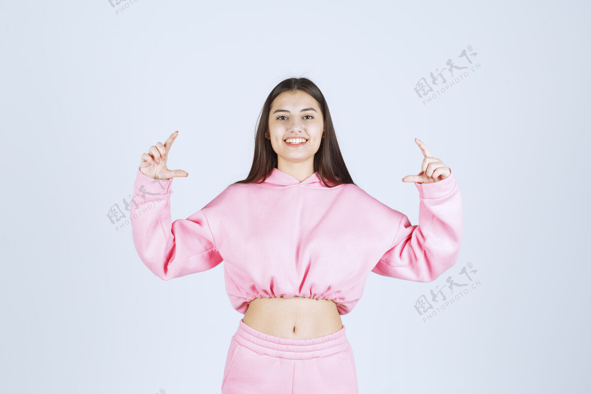 人类穿着粉色睡衣的开朗女售货员在现场推销一些有信心的东西互动展示成人