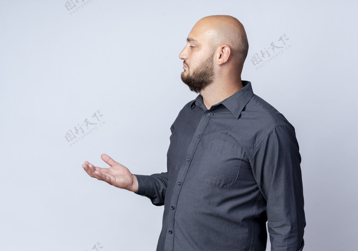 空年轻的秃顶呼叫中心男子站在侧视图显示空手 看直孤立的白色背景中心显示站立
