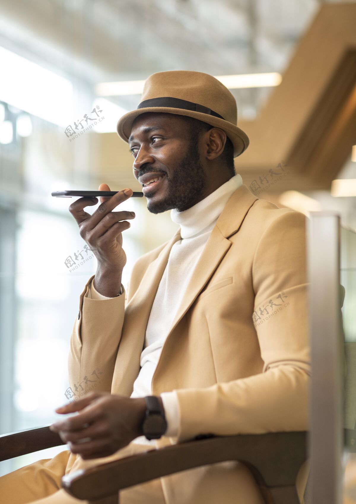 男士在咖啡店工作的现代非洲裔美国人帽子垂直手机