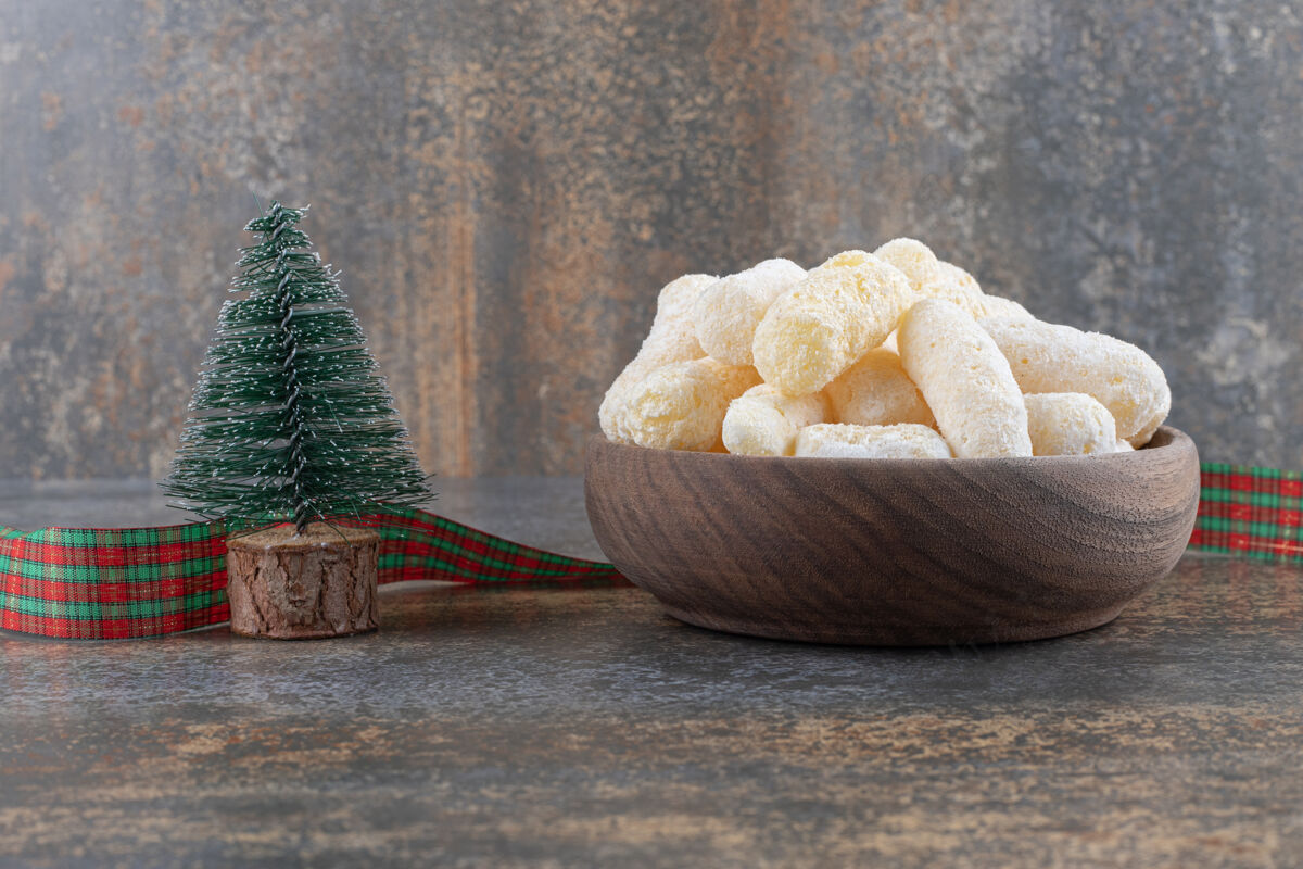 圣诞饰品一碗玉米小吃 大理石表面有圣诞装饰糖圣诞节玉米