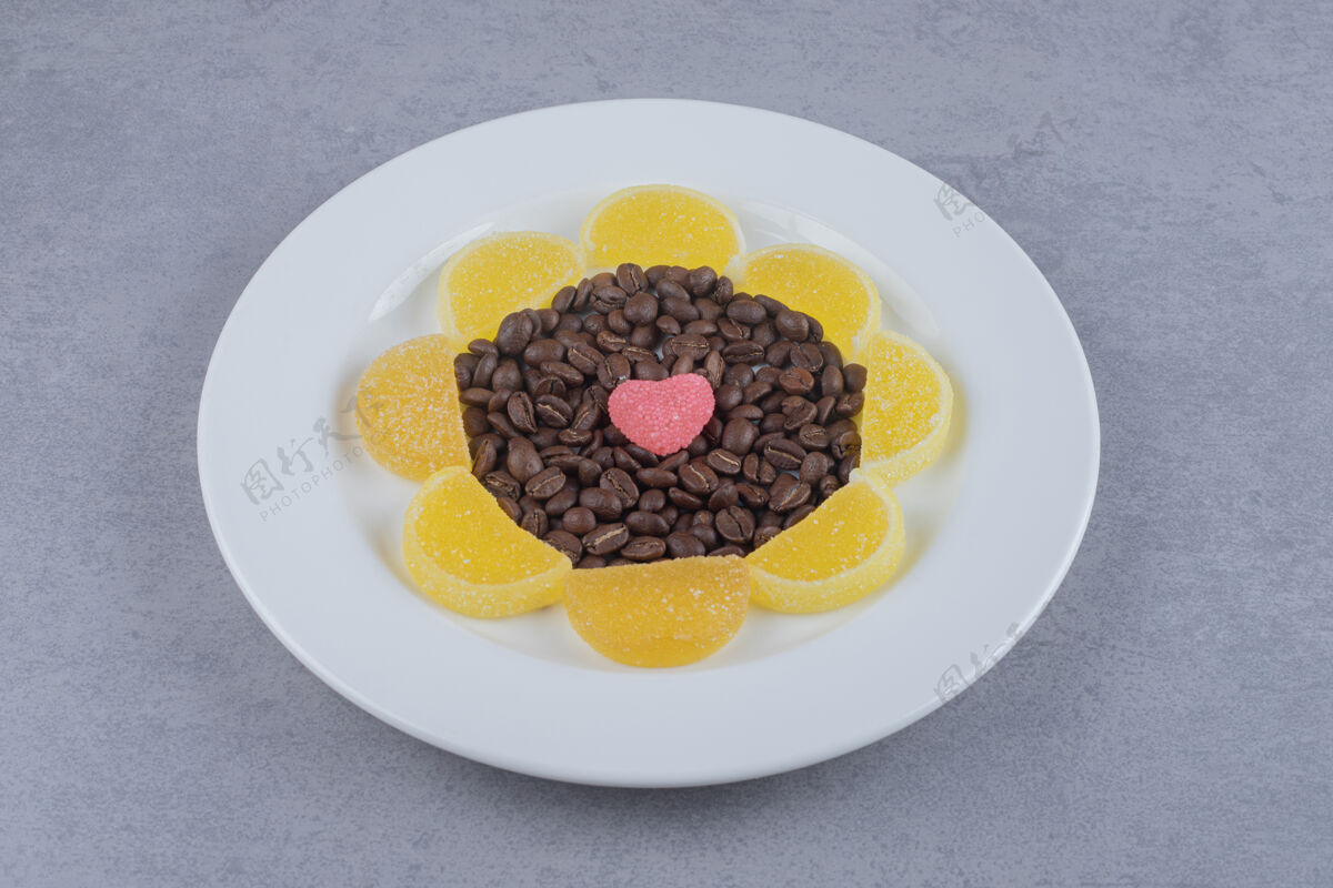 咖啡咖啡豆和大理石拼盘上的大理石表面美味糖甜点