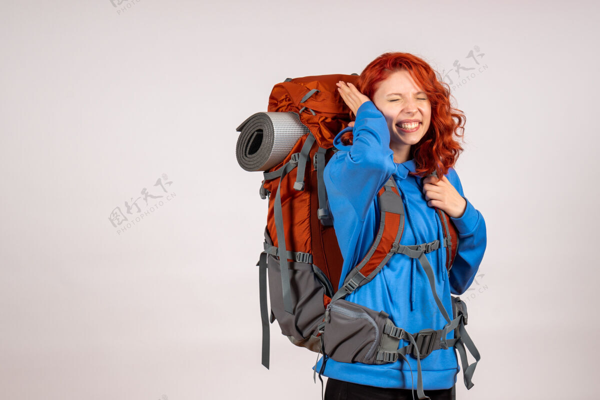 成人女游客背着背包上山旅游人情感背包